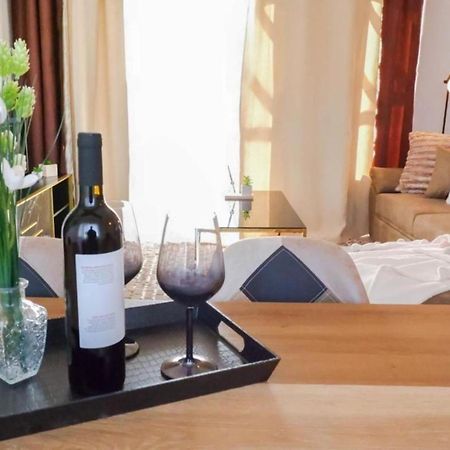 H&O Boulevard Breeze Apartment! 파포스 외부 사진