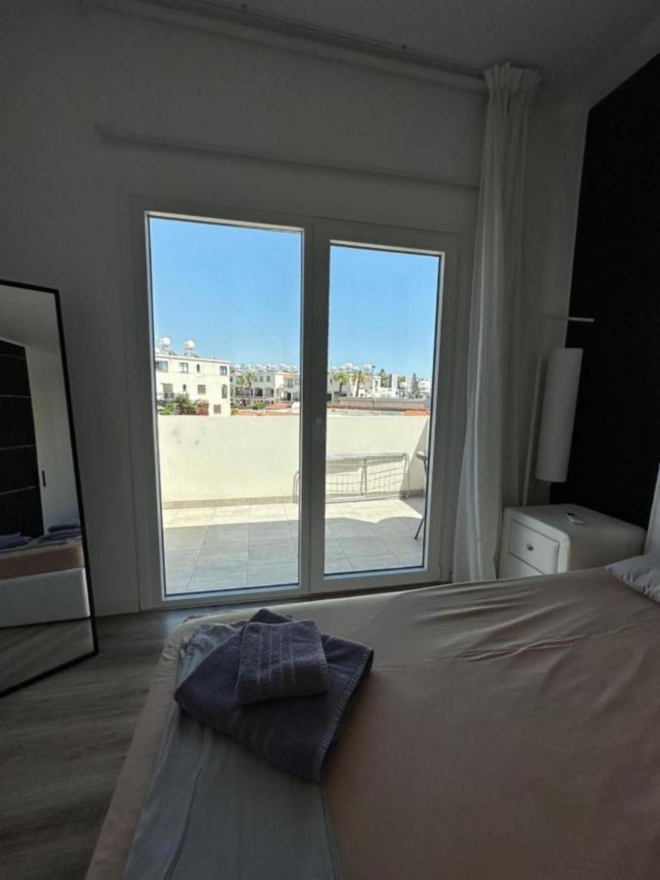 H&O Boulevard Breeze Apartment! 파포스 외부 사진