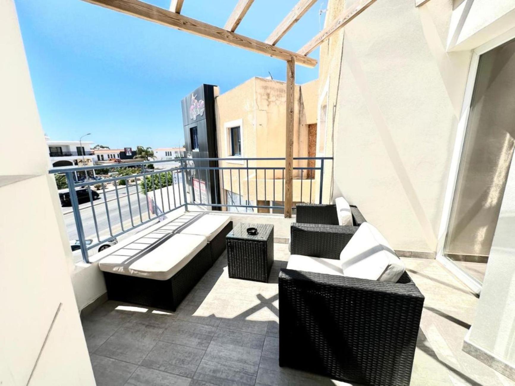 H&O Boulevard Breeze Apartment! 파포스 외부 사진