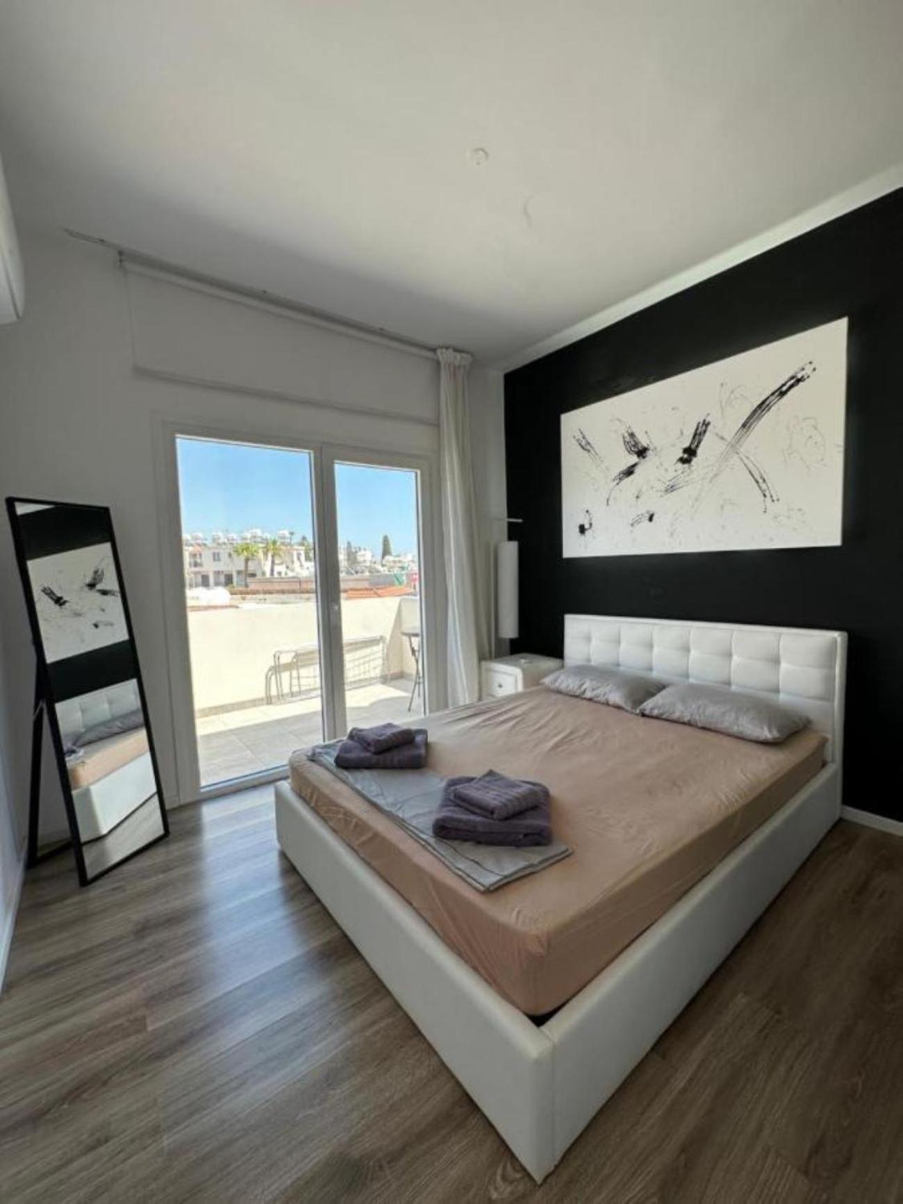H&O Boulevard Breeze Apartment! 파포스 외부 사진