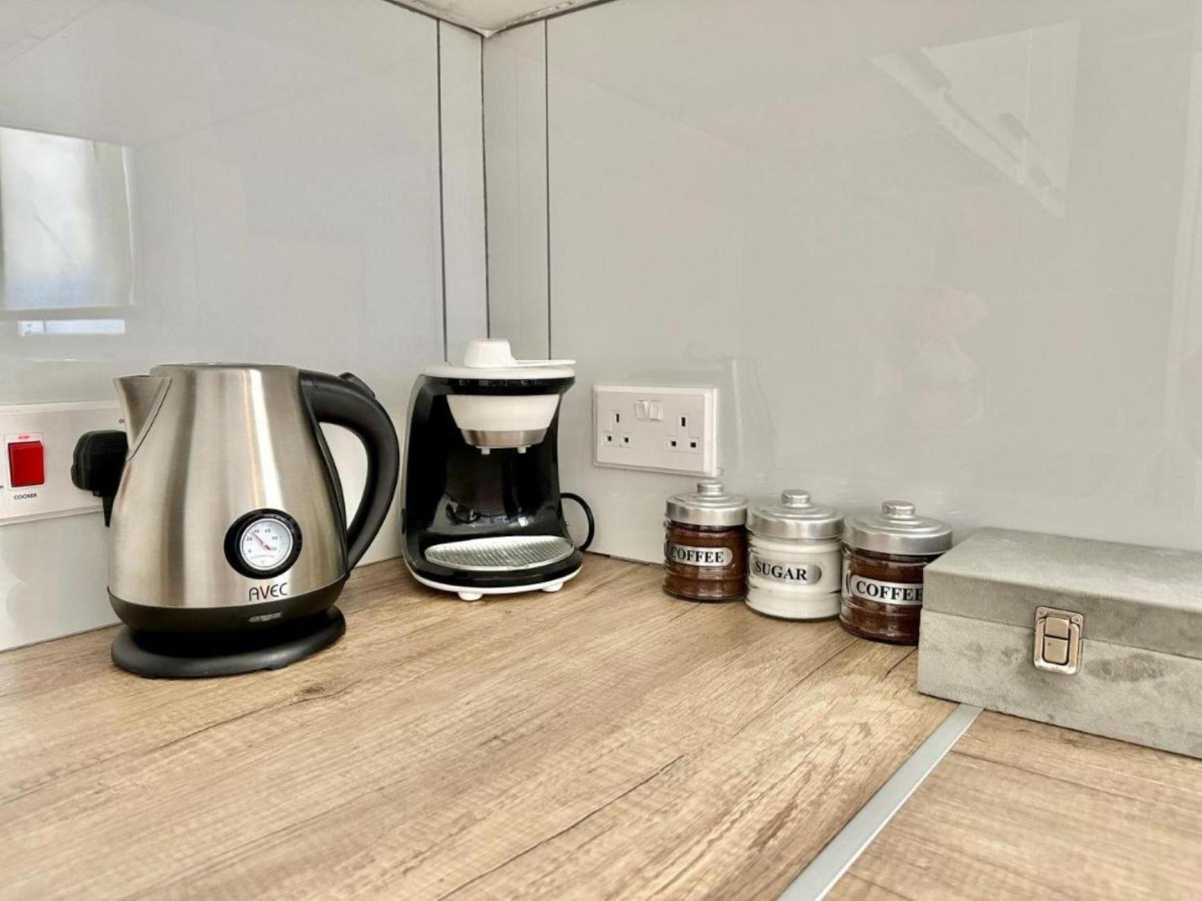 H&O Boulevard Breeze Apartment! 파포스 외부 사진