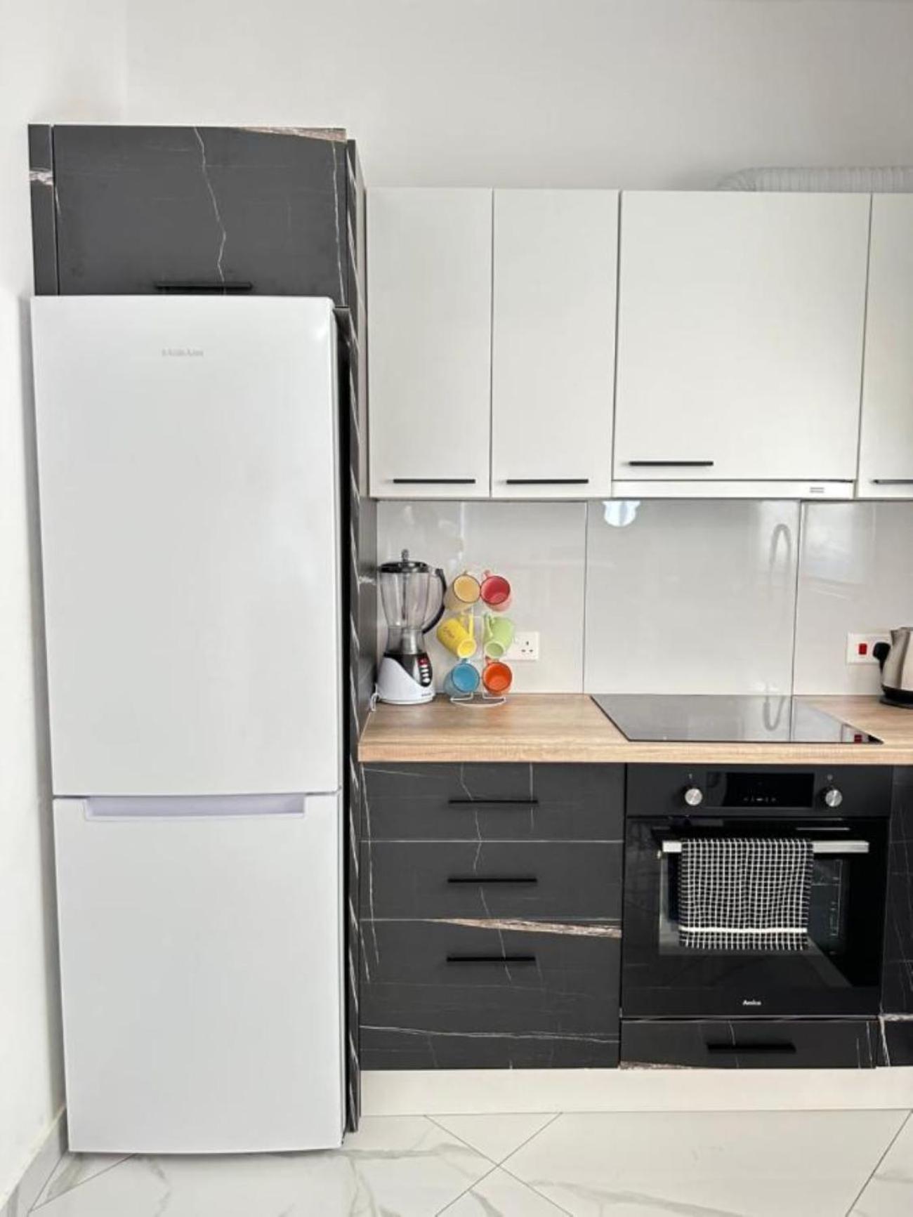 H&O Boulevard Breeze Apartment! 파포스 외부 사진