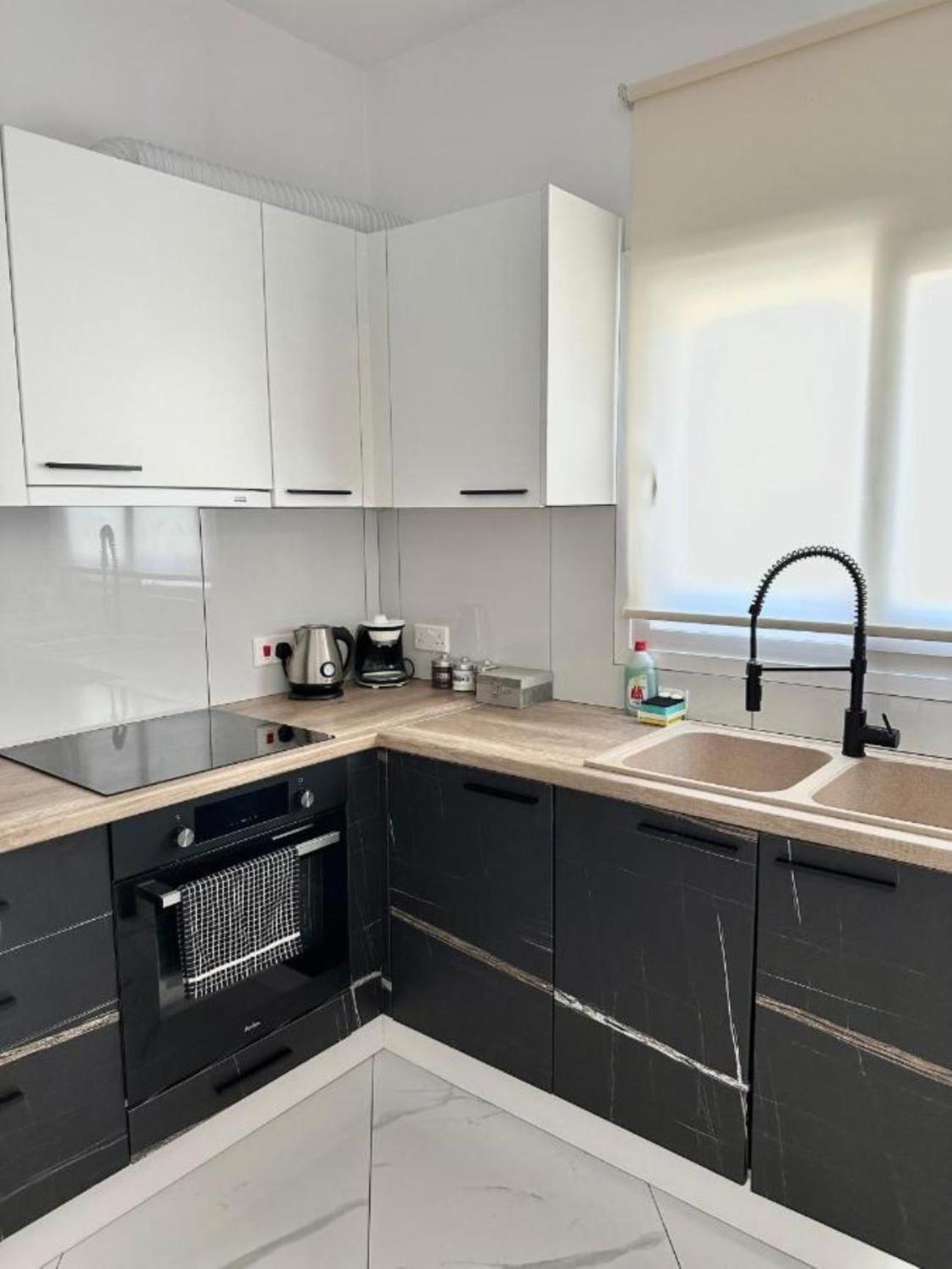 H&O Boulevard Breeze Apartment! 파포스 외부 사진