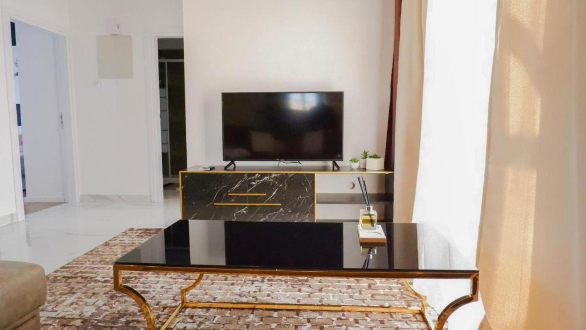 H&O Boulevard Breeze Apartment! 파포스 외부 사진