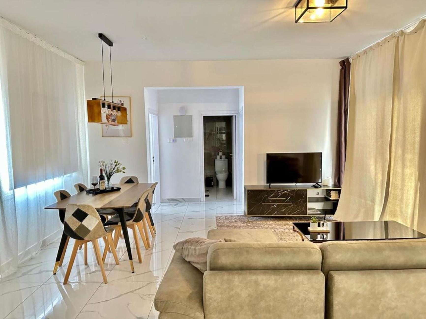 H&O Boulevard Breeze Apartment! 파포스 외부 사진