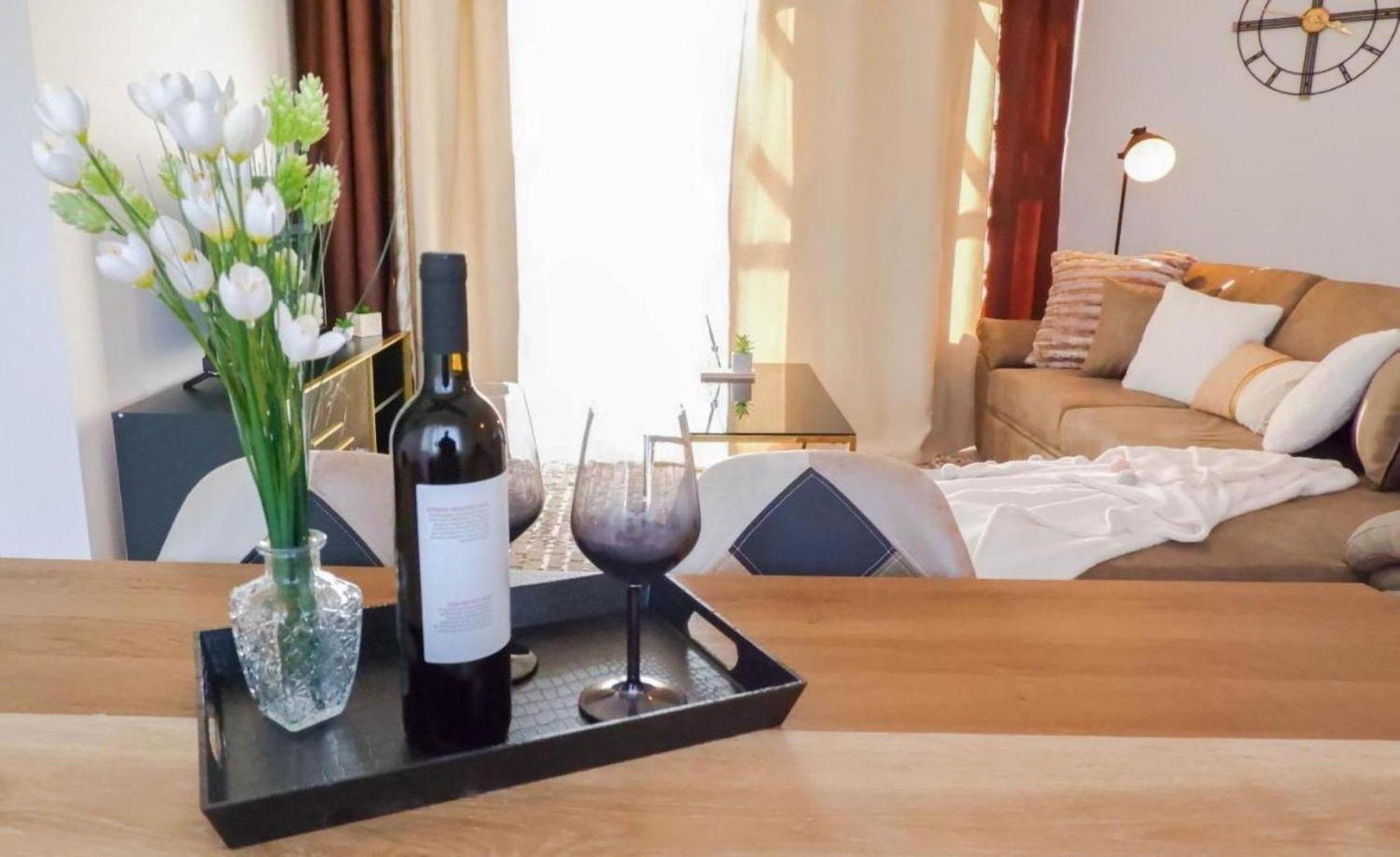 H&O Boulevard Breeze Apartment! 파포스 외부 사진