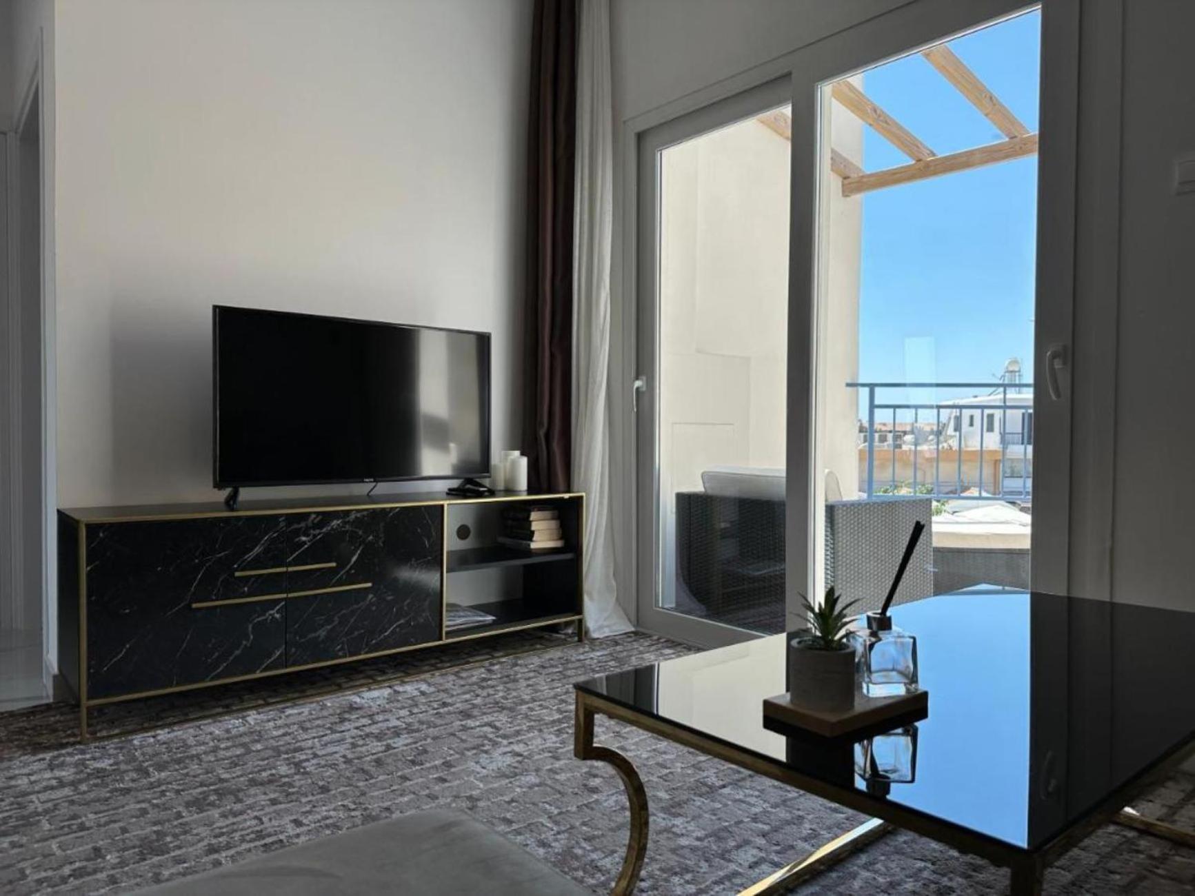 H&O Boulevard Breeze Apartment! 파포스 외부 사진
