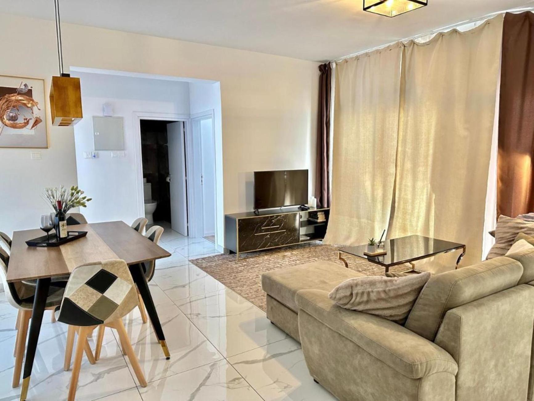 H&O Boulevard Breeze Apartment! 파포스 외부 사진