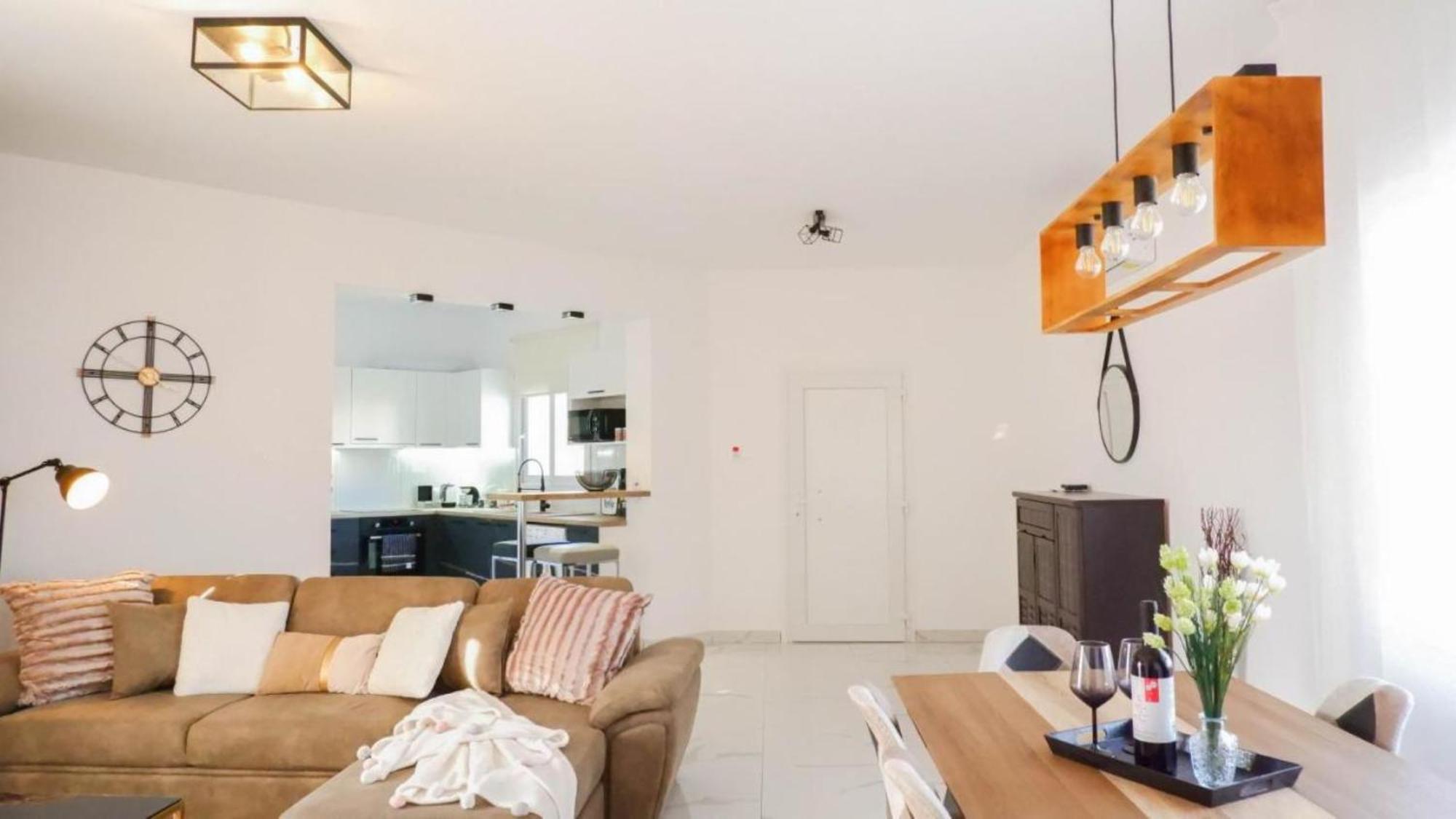 H&O Boulevard Breeze Apartment! 파포스 외부 사진
