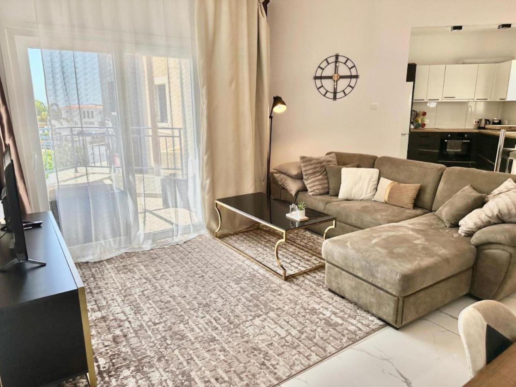 H&O Boulevard Breeze Apartment! 파포스 외부 사진