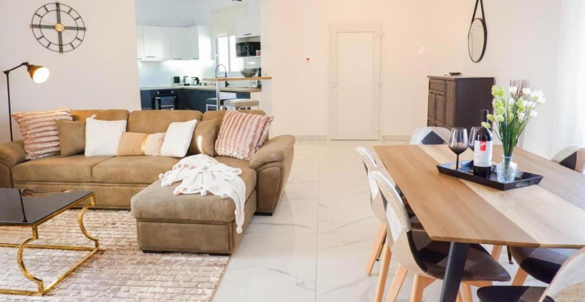 H&O Boulevard Breeze Apartment! 파포스 외부 사진